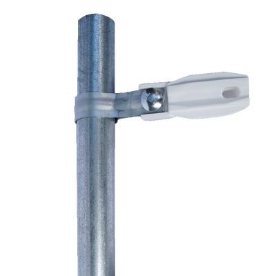 Imagen de Aislador de paso o esquina de color Blanco con abrazadera incluida de 33-38mm para uso en tubería de malla ciclónica.
