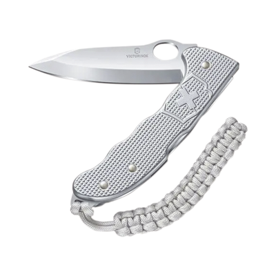 Imagen de Navaja Victorinox Hunter con Cachas Alox Acanaladas y Hoja a una Mano. Con Colgante Paracord Plateado.