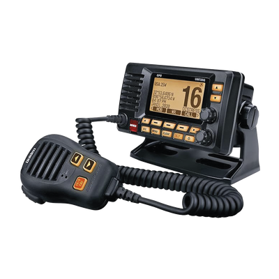 Imagen de Radio Móvil Marino VHF, color negro con receptor de GPS integrado, puerto de conexión NMEA 2000, 25W de potencia de RF, sumergible IPX8.
